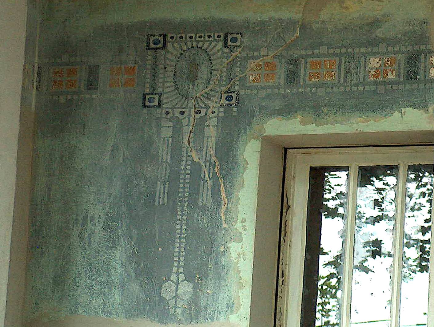 Die Fassadenmalerei zeigt die historische Fassadenbemalung aus dem Jugendstil / Art Deco. Farbig passt diese zum Dachkasten und hat den Altbau zur Erbauungszeit aufgewertet. Die historische Fassadenbemalung wurde von J. Konieczny, der im sinne eines Restaurator mitwirkte, begutachtet.